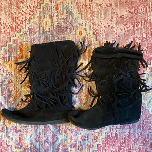 Minnetonka black 3 layer fringe boots size 8